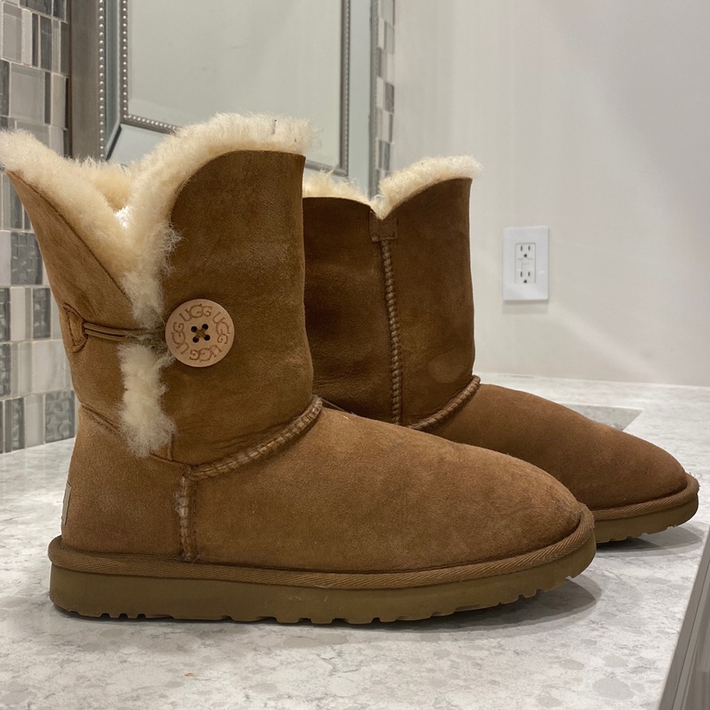 Tan uggs